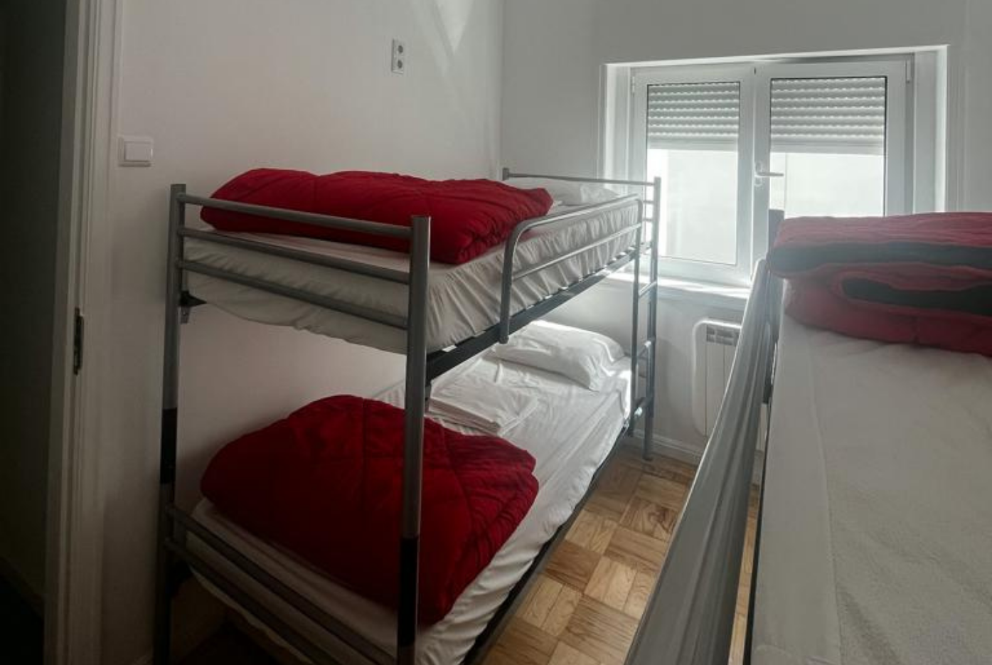 Dormitório "Cortiça" com 6 camas no AirPorto Hostel