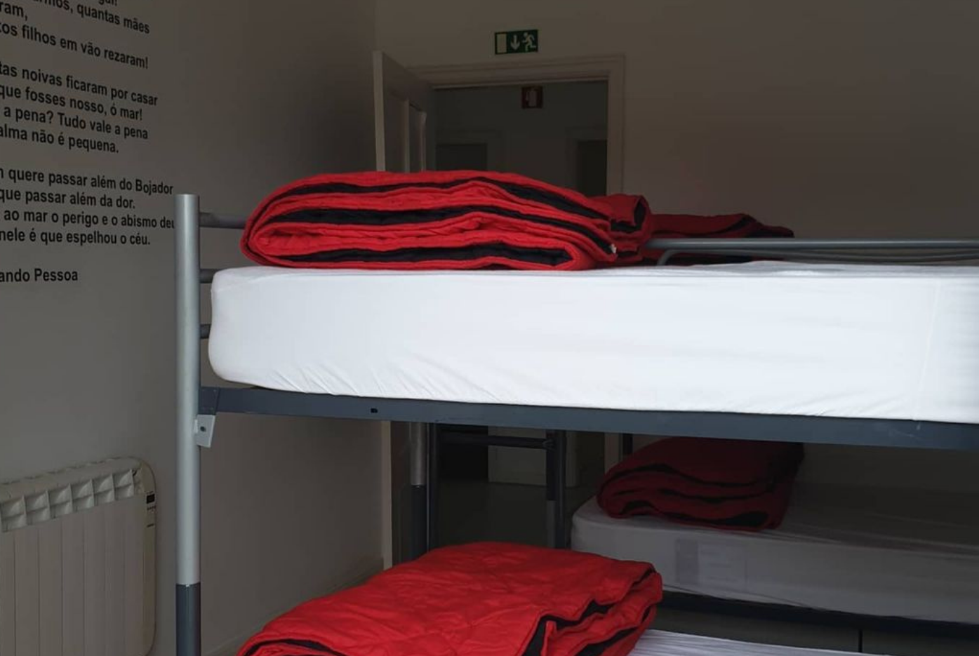 Dormitório "Poetas" com 6 camas no AirPorto Hostel