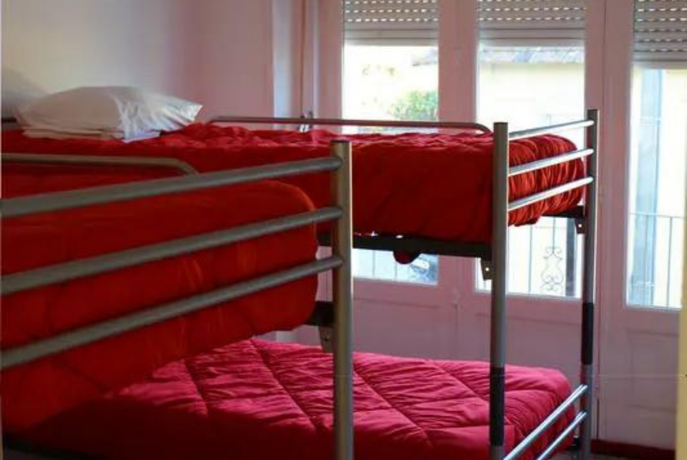 Dormitório "Poetas" com 6 camas no AirPorto Hostel